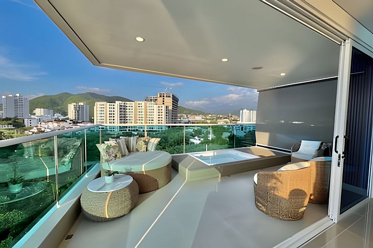 Espectacular Penthouse con Jacuzzi y Vista al Mar