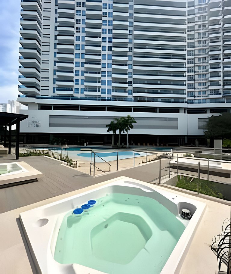 Espectacular Penthouse con Jacuzzi y Vista al Mar
